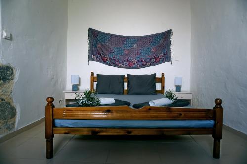 クリッツァにあるFerienhaus Oleanderの毛布が敷かれた部屋の木製ベッド1台分です。
