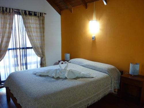 A bed or beds in a room at Cabañas de los Comechingones