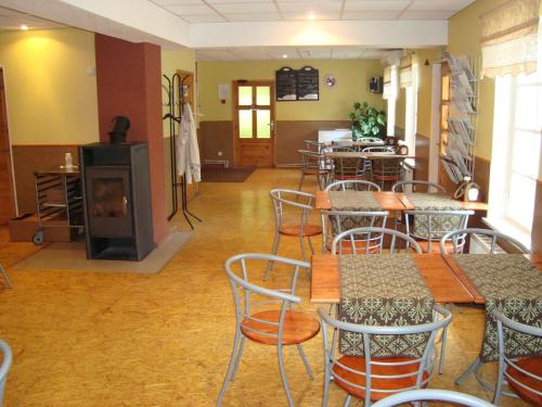 ein Restaurant mit Tischen, Stühlen und einem Herd in der Unterkunft Kuremäe Hostel in Kuremäe