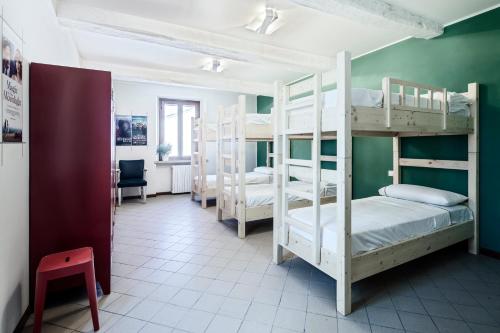 Pokój z 4 łóżkami piętrowymi i biurkiem w obiekcie Cascina La Goliarda w mieście Curtatone