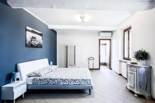 a bedroom with a bed and a blue wall at Cascina La Goliarda in Curtatone