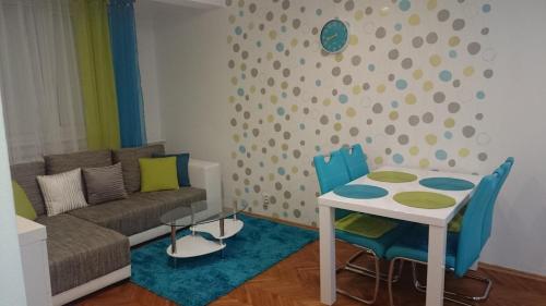 a living room with a table and chairs and a couch at Študio Apartman Jakobyho in Košice