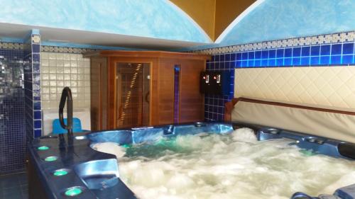 Siesta Club Hotel في هاركاني: حمام مع حوض استحمام مملوء بالماء
