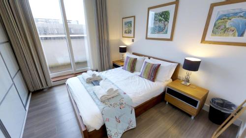 a small bedroom with a bed and a window at Signet Apartments - Ceres in Cambridge