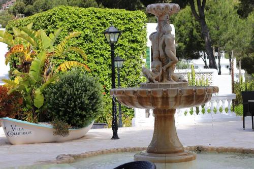 Κήπος έξω από το Villa Columbus Rooms and Restaurant