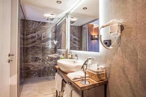 Koupelna v ubytování Nomad Luxury Suites