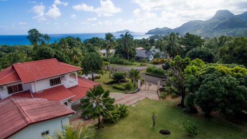 una vista aérea de una casa con árboles y el océano en The Orchard Holiday Home, en Mahe