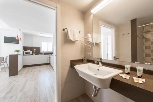 un baño con lavabo y espejo en Typic Oasis Sa Tanca, en Cala Llonga