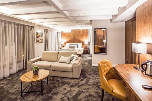 ein Wohnzimmer mit einem Sofa und einem Bett in der Unterkunft Nomad Luxury Suites in Belgrad