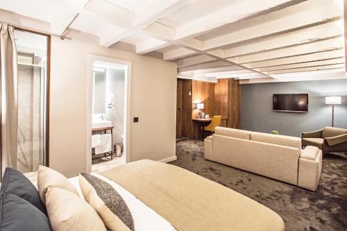 TV a/nebo společenská místnost v ubytování Nomad Luxury Suites