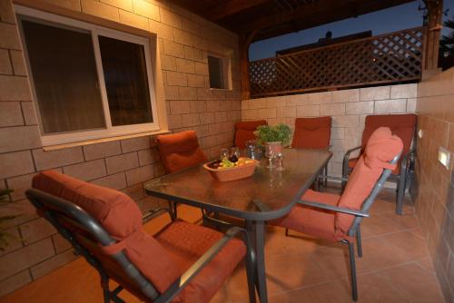 a dining room with a table and chairs at Mali Country Hospitality in Eilat