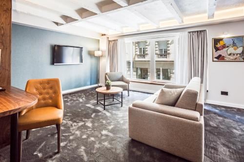 TV a/nebo společenská místnost v ubytování Nomad Luxury Suites