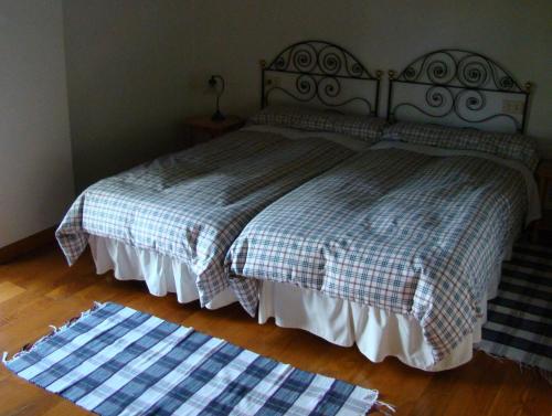 ein Schlafzimmer mit einem Bett und zwei Handtüchern auf dem Boden in der Unterkunft Casa dos Pedrouzos in Doncos