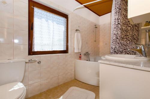 Ett badrum på Apartment Bosiljka