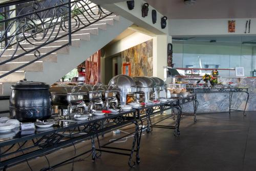 una cocina con un montón de ollas y sartenes en Malaika Beach Resort, en Mwanza