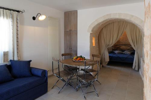 un salon avec une table et un lit dans l'établissement Il Borgo Delle Querce Villa Fichi Piscina privata, à Martina Franca