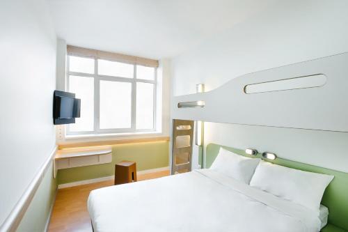 Säng eller sängar i ett rum på ibis budget Moscow Panfilovskaya