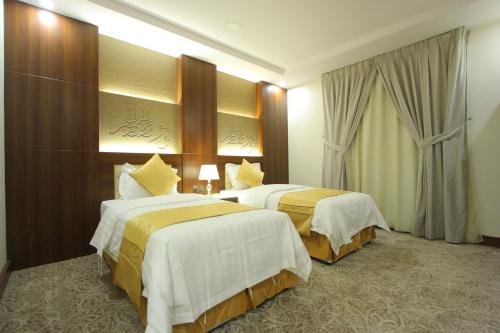 Qasr Rayana Aparthotel tesisinde bir odada yatak veya yataklar