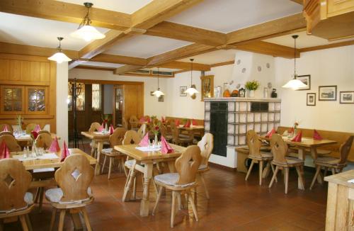Gasthaus zur Linde tesisinde bir restoran veya yemek mekanı