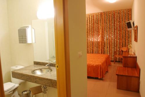 Koupelna v ubytování Hotel Fonda Neus