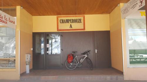 una bicicleta estacionada frente a un edificio en Studio Champerouze 127, en La Toussuire