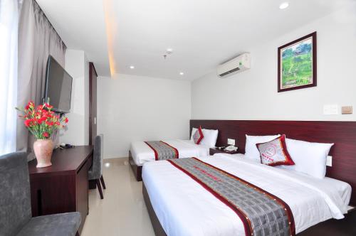 Postel nebo postele na pokoji v ubytování Anh Linh 2 Hotel