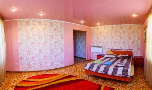ヘルソンにあるDENTA apartment very center.のピンクの壁のベッドルーム1室(ベッド1台付)