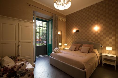 Un dormitorio con una cama grande y una ventana. en B&B Civico Cinque, en Salerno