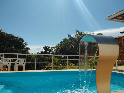 a water fountain in the middle of a swimming pool at Pousada Santa Helena in Iriri