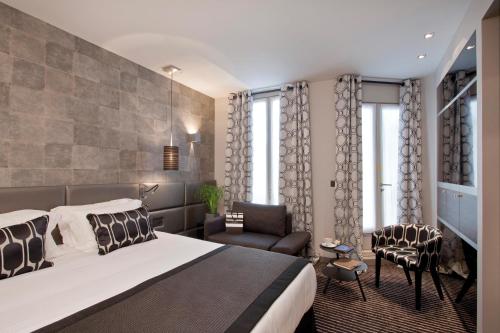 Tempat tidur dalam kamar di Le Grey Hotel
