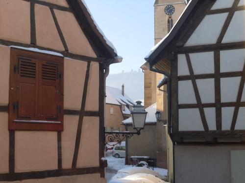 an alley in a town with snow on the ground at Gîte "Smart'In" - Parking offert in Eguisheim