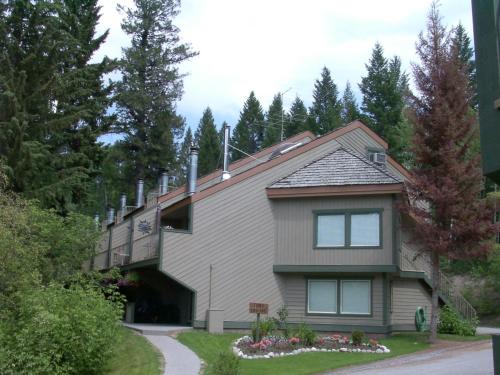 Windermere's Akiskinook Resort - Fully Equipped 1 Br Condo - 1 Queen & 4 Single Beds - New Indoor Pool & Hot Tub - Jump on the Windermere White Way for Ice - Ski Skating & CC Skiing - Hiking - Biking