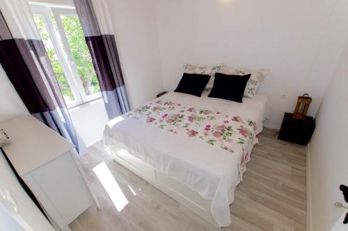 a bedroom with two beds and a window at Summer Apartment in Makarska