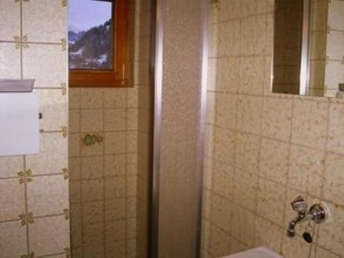 ein Bad mit einer Dusche und einem Waschbecken in der Unterkunft Ferienwohnung Zick in Sankt Gallenkirch