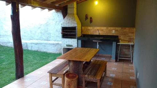eine Küche mit einem Holztisch im Zimmer in der Unterkunft RANCHO DA PISCINA EM BONITO in Bonito