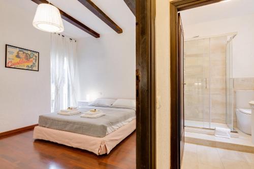 Säng eller sängar i ett rum på Rome as you feel - Chiavari 38 Apartment
