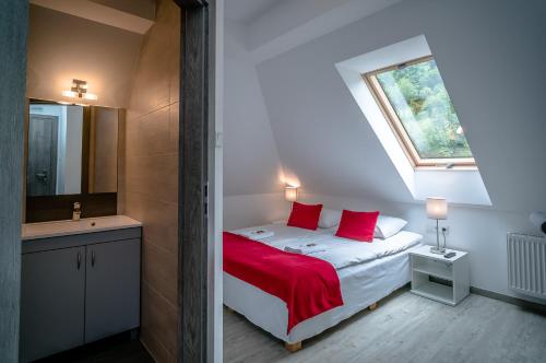 Una cama o camas en una habitación de Willa Tęcza