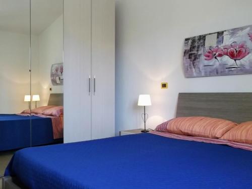 - une chambre avec deux lits et un lit bleu dans l'établissement Casa Maria Teresa, à Cardedu