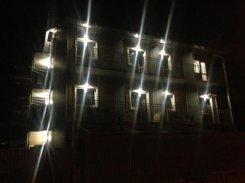 アルヒーポ・オシポフカにあるGuest House Sorrentoの夜間の明かりの建物