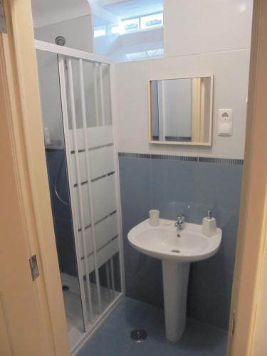 a bathroom with a sink and a mirror at O meu canto in Sintra