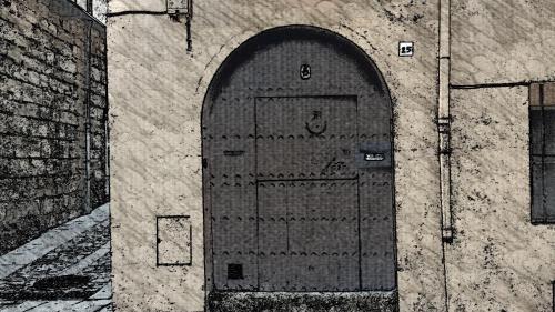 a door in the side of a building at Apartamento Pelaires in Estella