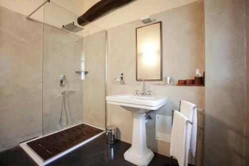 a bathroom with a sink and a shower with a mirror at Residenza San Vito in Calamandrana