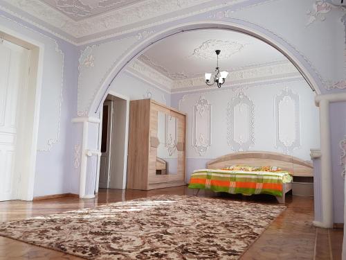 uma arcada num quarto com uma cama e um tapete em House #1 em Kutaisi