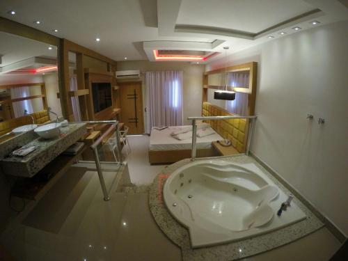 Ένα μπάνιο στο Happy Night (Adults Only)