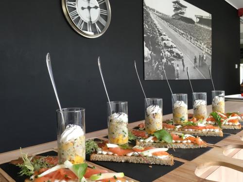 a bunch of pizzas on a wooden table at Logis des Sittelles in Montfort-le-Gesnois
