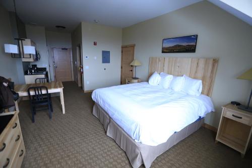 Llit o llits en una habitació de Burke Mountain Hotel and Conference Center