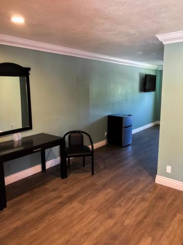 a living room with a table and a chair at Highland Park Motel in Los Angeles