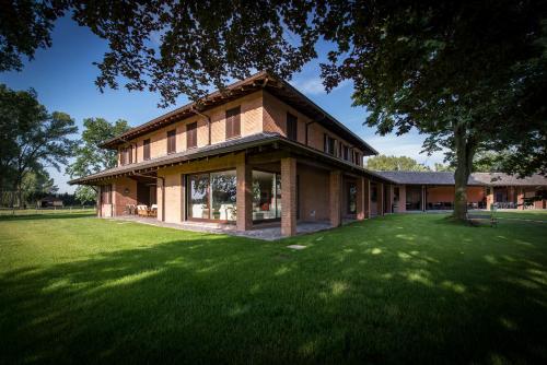 a house with a large lawn in front of it at Agriturismo Tenuta "Il Cigno" in Villanterio