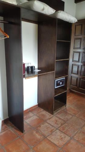 a kitchen with a counter and shelves in a room at La Capilla Hotel Boutique in Valle de Bravo