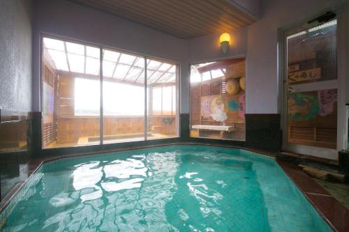 una gran piscina cubierta en un edificio en Isamikan, en Nakagawa